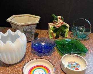 192 assortmentofvintagedecorativeglasswa