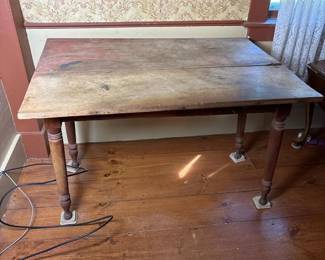 098 vintagerusticwoodtablewithturnedle