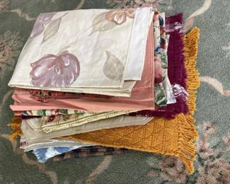 157 assortedclothplacematsandnapkins