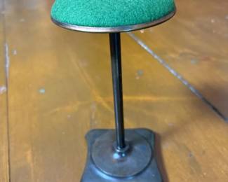050 antiquehatstandwithgreenfelttopan