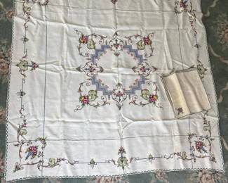 156 embroideredtableclothwithmatchingnap