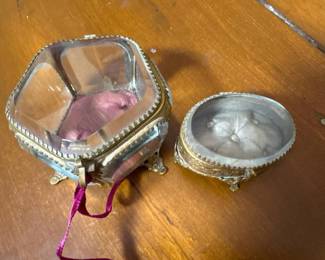 257 antiquestyleglassandbrassjewelryca