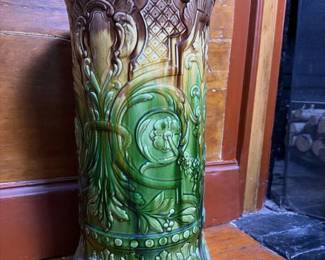 040 majolicastylegreenglazedceramicjard