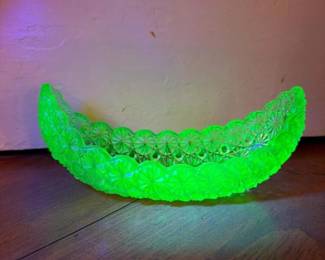 048 greenuraniumglassdaisyandbuttoncre