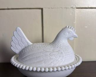 042 milkglasshenonnestcovereddish