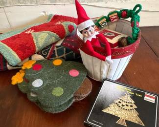 129 assortedchristmasdecorelfontheshel