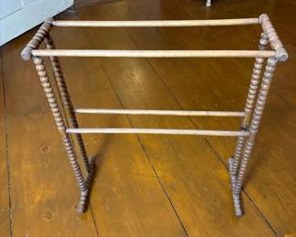 259 antiquestylewoodentowelrackwithtur