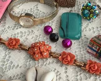 305 assortedcostumeandfashionjewelrywit