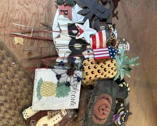 302 assortedgardenandholidaydecoratives