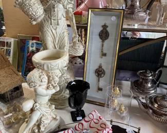 Vintage statues, key art, English tray,