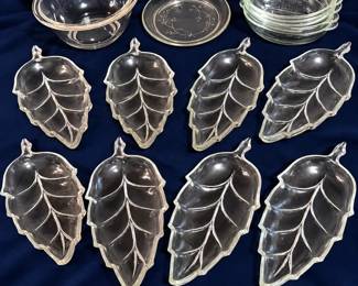 Vintage Pressed Glass Leaf Shaped Dishes, 4 Individual Pyrex Casseroles, A Pyrex Bowl And Small Plat