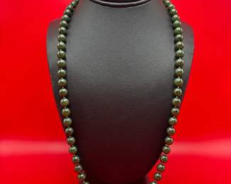 24 14K Yellow Gold Clasp Green Jade Beaded Necklace