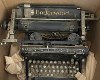 Lot 114: Underwood Manual Typewriter