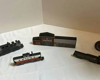 Lot 226: Western Maryland Model Trains, Farmall Tractor, and Store Building