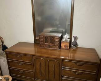 United Furniture Corporation Mid-Century Modern Dresser