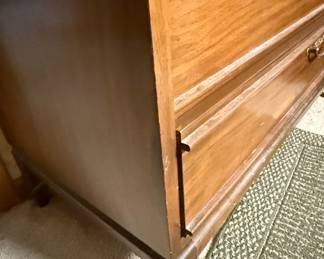 United Furniture Corporation Mid-Century Modern Five-Drawer Chest