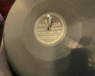RCA Victor 78 RPM Record A black shellac 78 RPM ten-inch phonograph record featuring a yellow and black RCA Victor center label. The label reads Santa Claus Is Coming To Town performed by Perry Como and The Satisfiers.
