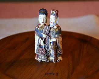 2179Snuff Bottle 5 Mr and Mrs