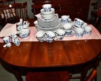 2067Dining Room Table Details
