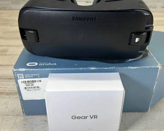 Lot #232 Samsung Gear VR Headset SM-R322 Oculus Powered Virtual Reality w/ Box