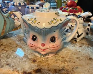 Miss Priss Kitty teapot
