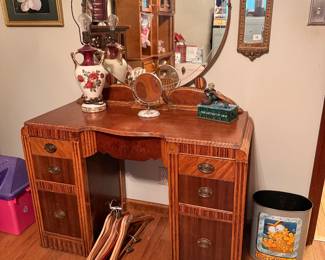 Antique dresser with mirror, Garfield room decor, antique lamp