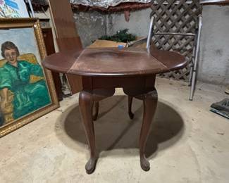 Broyhill Queen Anne Style Drop-Leaf Side Table