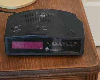 General Electric 7-4813B FM/AM Clock Radio