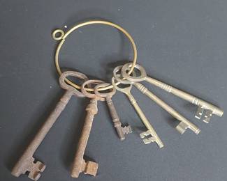 Vintage Skeleton Key Set with Mixed Materials