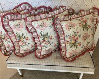 BED BENCH, DECORATIVE PILLOWS THAT MATCH THE TWIN COMFORTERS