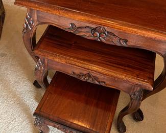 NESTING TABLES