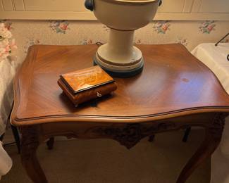 ACCENT TABLE