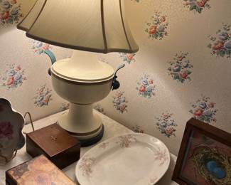 2 OF 2 TABLE LAMPS, TRINKET BOXES, DECORATIVE CHINA