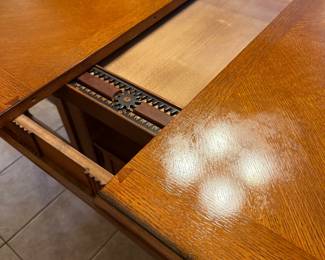 Hidden leaves for table