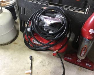 Portable air compressor (like new)