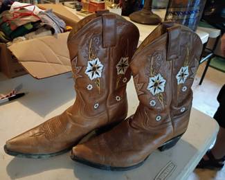 Embroidered coyboy boots