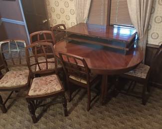 Dining Table w/2 leaves and 6 Chairs
