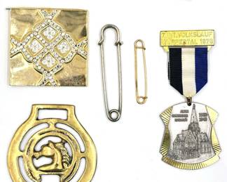 Vintage Horse Belt Buckle, Cigarette Holder, Mirror Compact, Xx Metal & Clothes Pins Lot #: 147