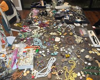 Soo much vintage jewelry!!