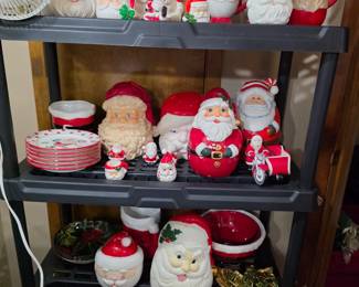 Soo many Santas!!