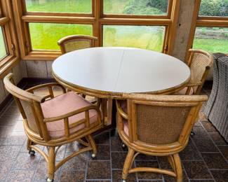 Games table w/chairs in wheels