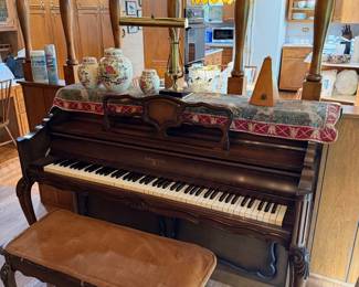 Upright piano 