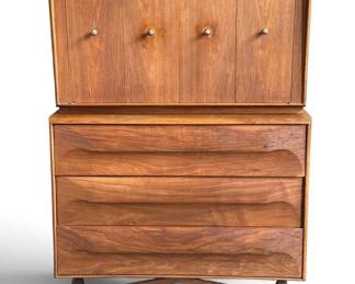An American Mid Century Dresser / Gentleman's Chest