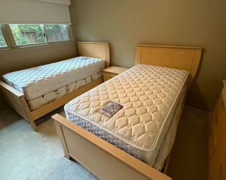 HUPPE by Victoriaville Twin Bed Set 