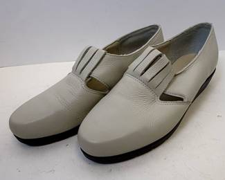 Soft Comfort Style Off-White Leather Loafers