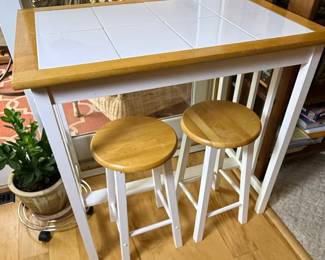 Breakfast Bar Style Table with Stools