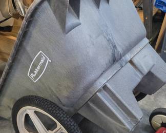 Rubbermaid Structural Foam Yard Cart