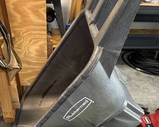 Rubbermaid Structural Foam Big Wheel Cart