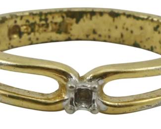 816 - Gold Ring Size 7 Split Shank Design 0.08oz (Description): Gold ring in size 7 featuring a split shank  design with a small center stone setting. The  ring displays a two-tone appearance with  gold-toned band and silver-toned prong  setting. Weight is 0.08oz.