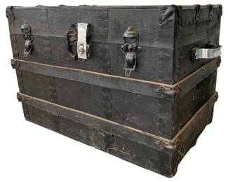 5020 - Vintage Flat Top Trunk w/ Tray - 21 x 30 x 19